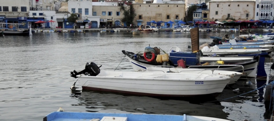 El vocero de la guardia costera, Houssameddine Jbabli, dijo que el bote, cuyos pasajeros no eran...