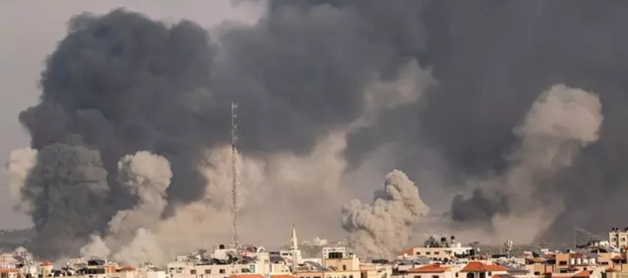 El asalto israelí ha sembrado destrucción en Gaza, y ha causado la muerte de...