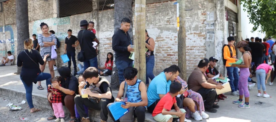 El migrante salvadoreño René Escobar relató a EFE que en el trayecto ha visto...