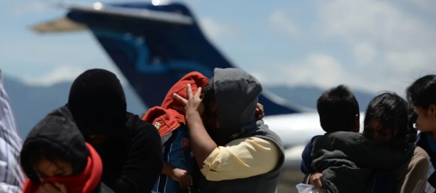 Washington ha estado alertando de que migrantes cubanos y haitianos usan los vuelos chárter...
