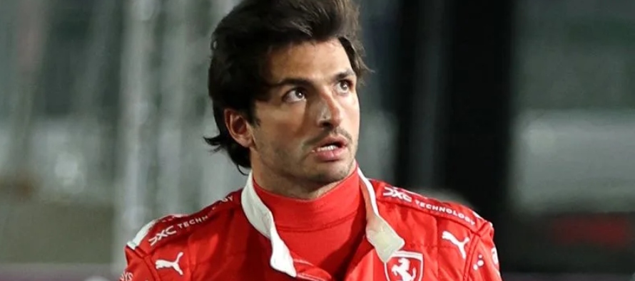 Sainz y Ferrari marcan el ritmo de las pruebas de F1 tras incidente con tapa de drenaje