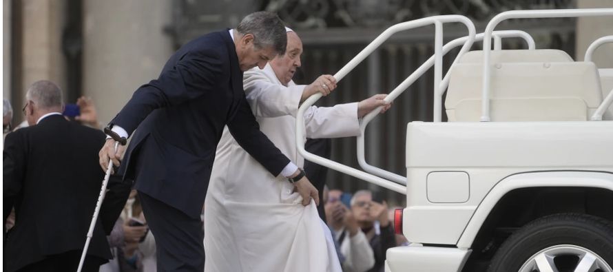 El papa parece incapaz de subir escalerilla en medio de problemas respiratorios y de movilidad
