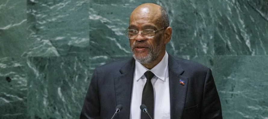 Ondeando banderas de Haití, el portavoz y otros cinco haitianos reclamaron la...