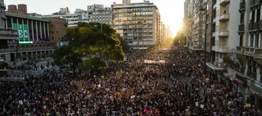 Turquía también tuvo manifestaciones de cientos de mujeres que se congregaron en una...