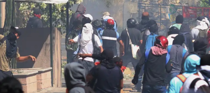 Los normalistas trataron de irrumpir en el edificio de la Fiscalía de Guerrero e incendiaron...