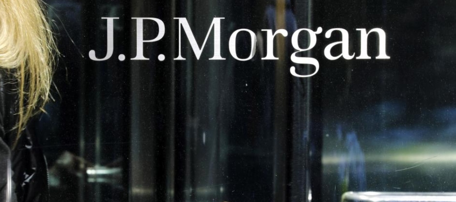 Por su parte, la Fed dice que requiere que JPMorgan Chase "revise y tome medidas correctivas...