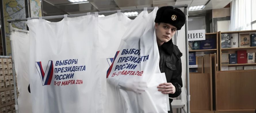 Los votantes rusos acudían el viernes a las urnas para unas elecciones presidenciales que...