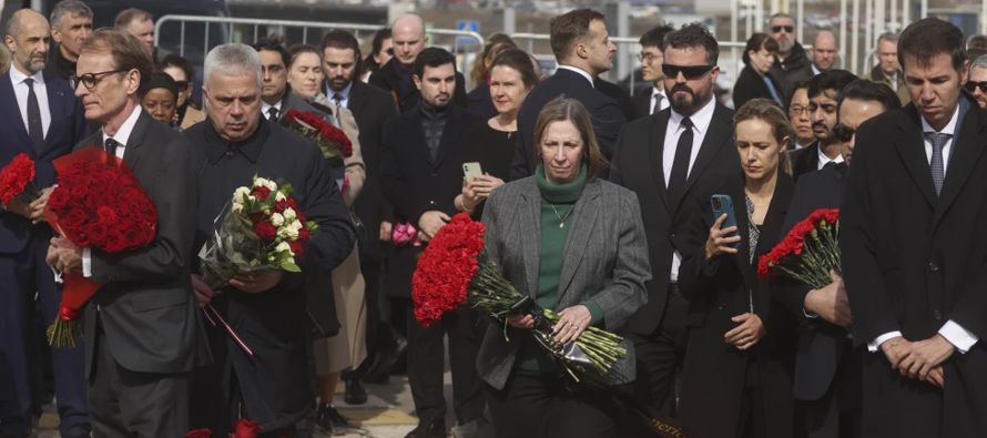 Diplomáticos extranjeros en Rusia colocaron flores el sábado frente a una sala de...
