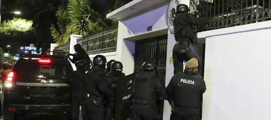 Líderes internacionales condenaron a Ecuador después de que la policía en la...