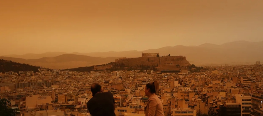 El cielo de Atenas se tiñe de naranja por las nubes de polvo del Sáhara
