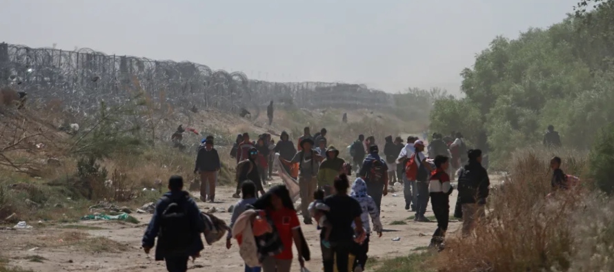 Migrantes suben de nuevo a los trenes del norte de México ante crecientes operativos