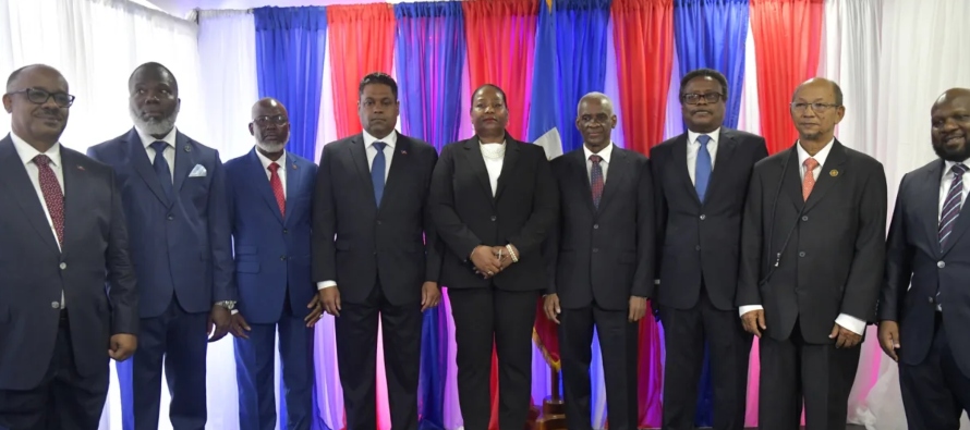 Las estructuras institucionales del Estado haitiano, "debilitadas por décadas de...