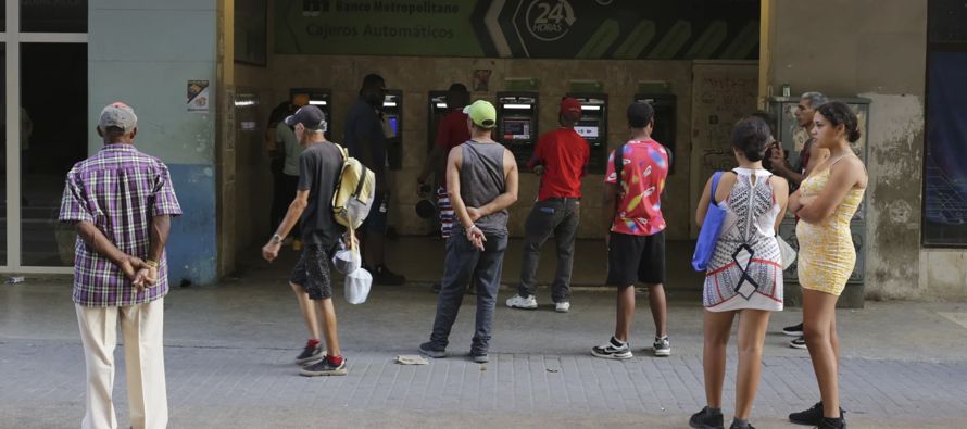 Falta de efectivo de pesos cubanos se suma a las dificultades en la isla