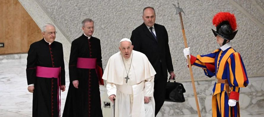 "Los ancianos no deben ser dejados solos sino vivir en familia": Papa Francisco