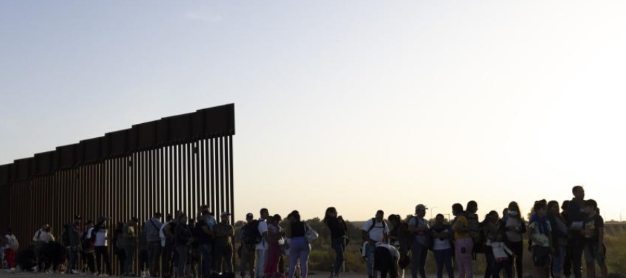 Las autoridades estadounidenses registraron más de 300,000 encuentros fronterizos en...