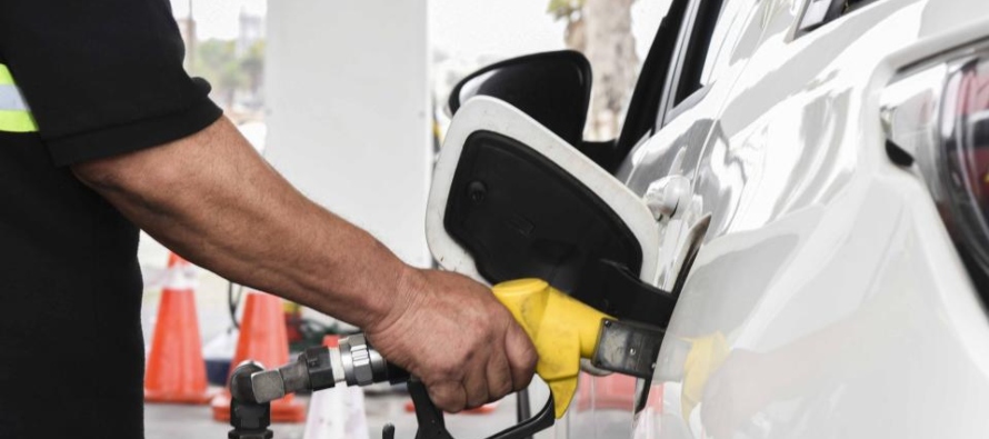 Los precios de la gasolina han alcanzado de media los 3,60 por galón (0,95 centavos por...