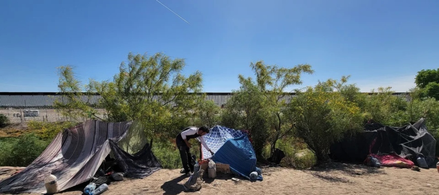 Migrantes que acampan en el río Bravo afirmaron que la violencia de los agentes cada vez es...