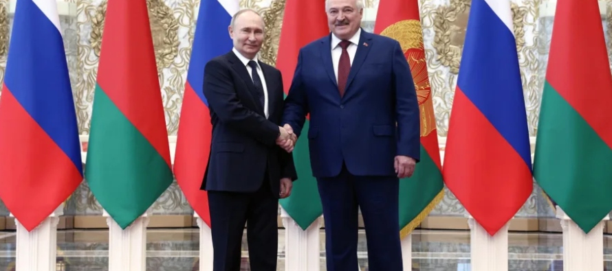 Lukashenko mantiene que dicho armamento nuclear es puramente defensivo y representa un instrumento...