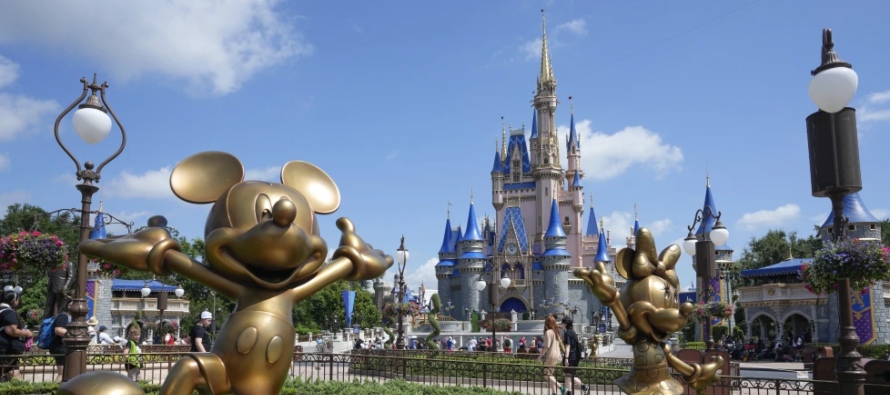 Woody Rodríguez, director de asuntos externos de los parques Disney, dijo a los miembros de...