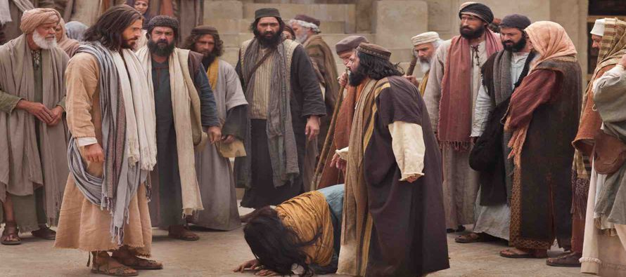En aquel tiempo Jesús entró en una casa con sus discípulos y acudió...
