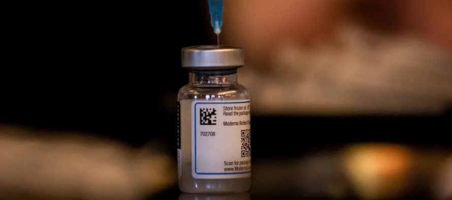 La vacuna combinada de Moderna, llamada mRNA-1083, se compone de la vacuna contra la influenza...