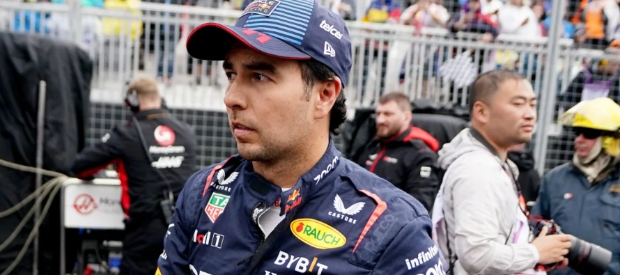 El mexicano Sergio 'Checo' Pérez (Red Bull), que se retiró este domingo en...