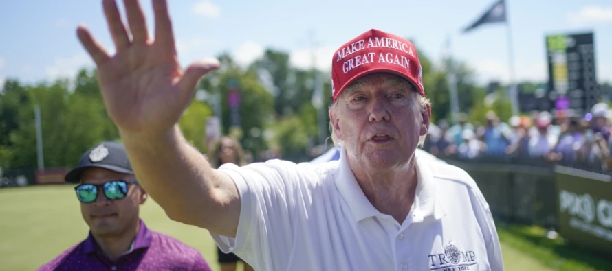Trump es propietario de campos de golf en Bedminster, Colts Neck y Pine Hill en Nueva Jersey, cada...