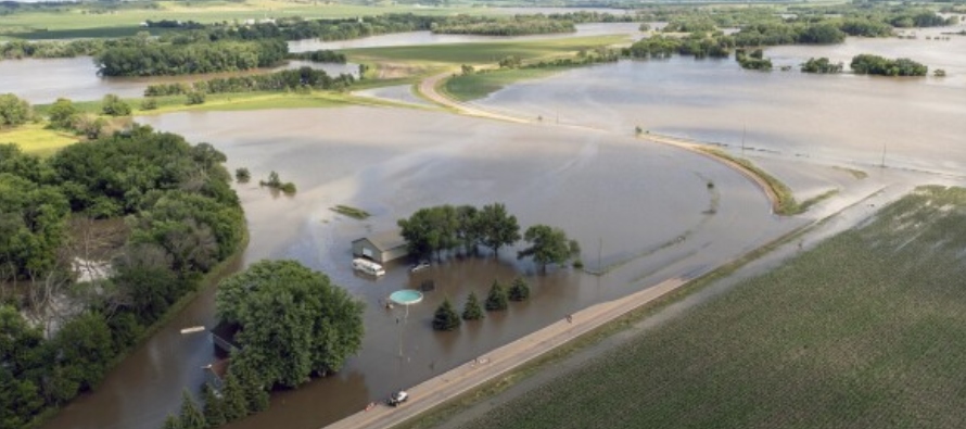 En las fronteras de Dakota del Sur, Iowa y Minnesota, las aguas habían ido subiendo durante...