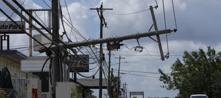 La tormenta engendró aparentes tornados en partes de Indiana y Kentucky. Colapsaron las...