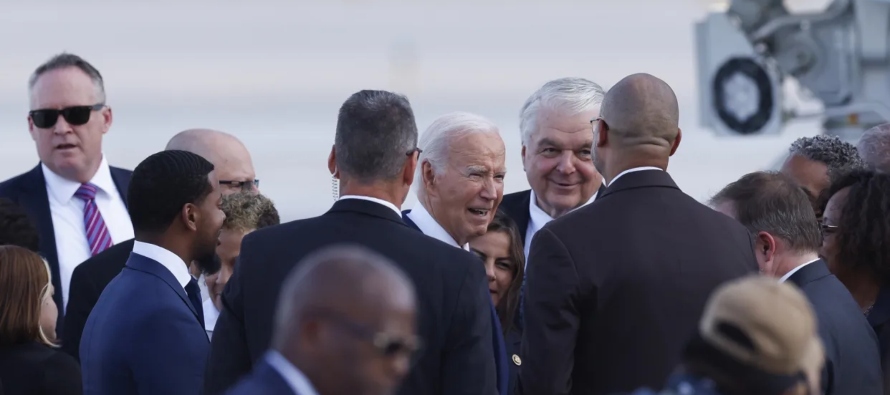 "Yo no he usado esa retórica, mi oponente sí", afirmó Biden, quien...