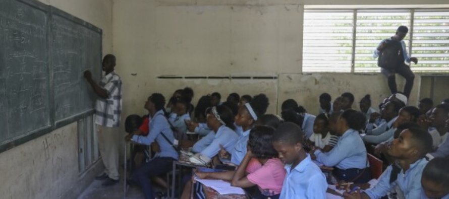 Dijo que su escuela solo está a medio construir y carece de una biblioteca, una sala de...