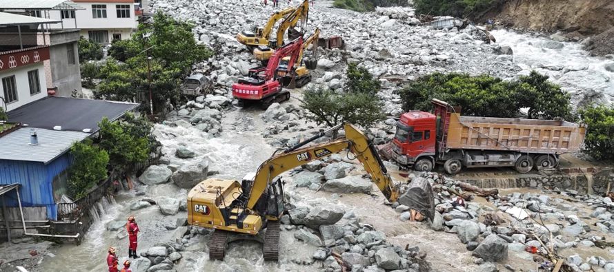 Aludes de tierra e inundaciones han matado a más de 150 personas en toda China en los dos...