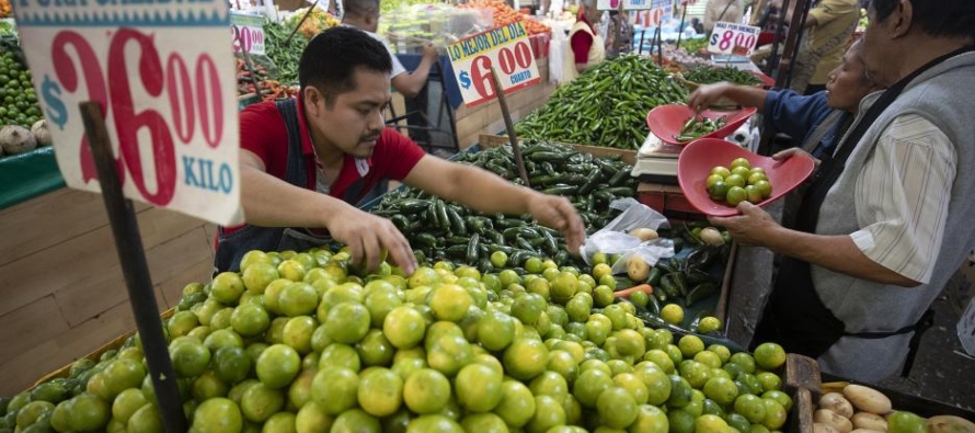 Los precios al consumidor cerraron en 2023 con una subida del 4,66 % tras la tasa de 7,82 % en...