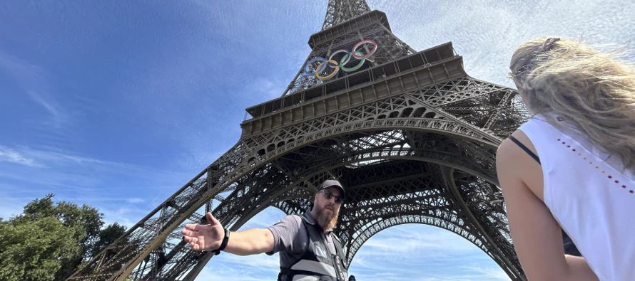 Las autoridades francesas evacuaron la Torre Eiffel este domingo, después de que un...