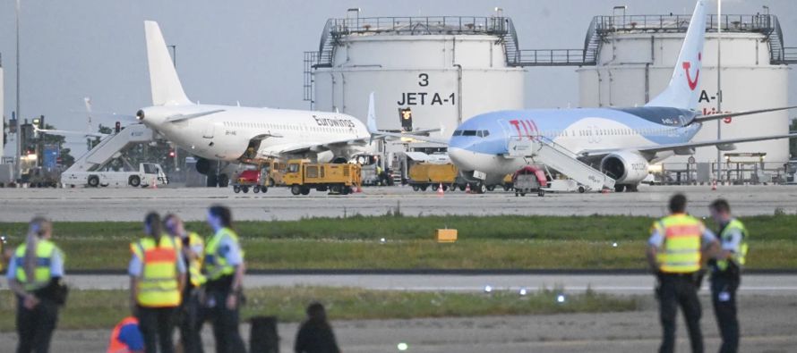 Activistas climáticos protestaron el jueves en varios aeropuertos alemanes y provocaron una...