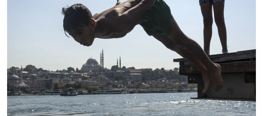 Con una temperatura máxima de 45,7 ºC, medida en la provincia suroriental de Cizre, no...