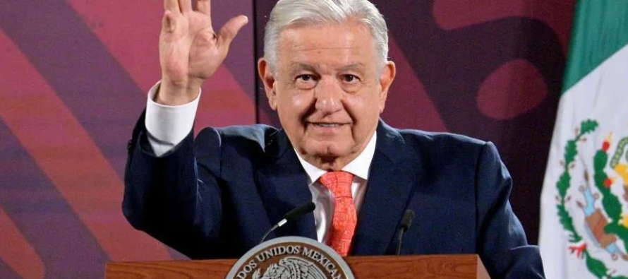 AMLO no solo se va a despedir entre promesas de amor eterno: se va a ir, también, sin...