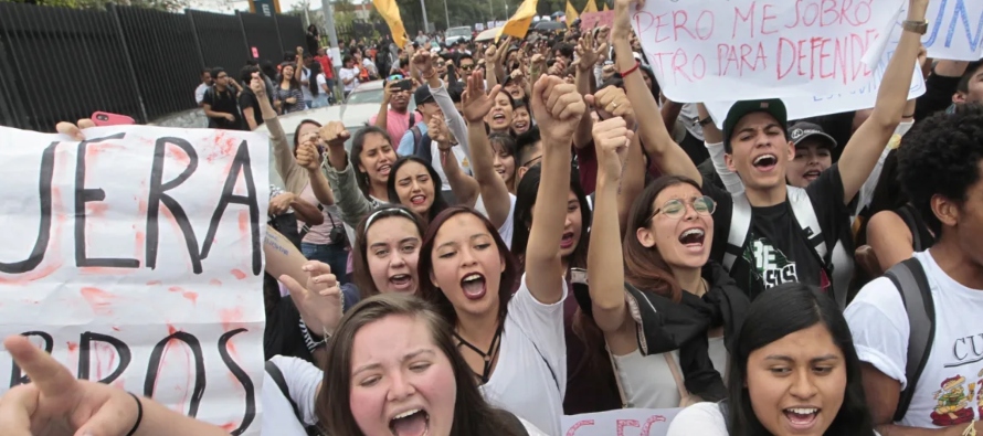 El Artículo 8 constitucional garantiza que cualquier persona puede ejercer el derecho de...