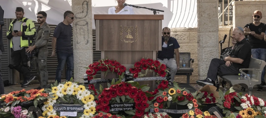 Según las autoridades israelíes, decenas de rehenes secuestrados durante el ataque a...