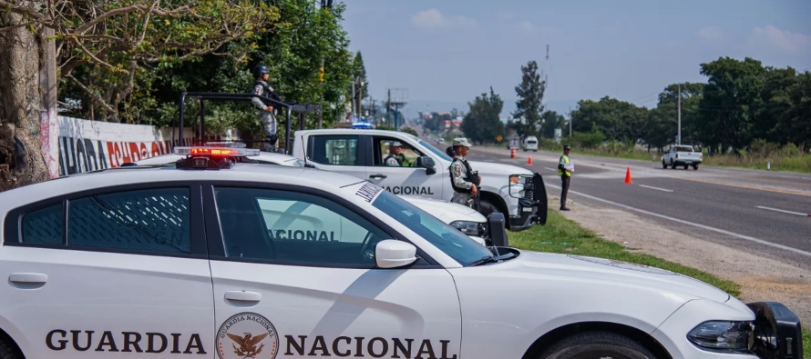 En las imágenes se ve que el alcalde electo se resiste a subir a una camioneta blanca junto...