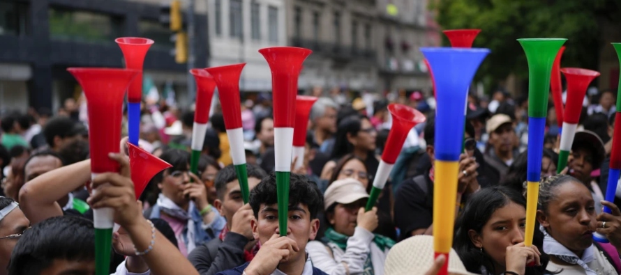 En las últimas semanas, la reforma provocó una ola de protestas realizadas por...