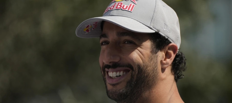 Cuando caminó rumbo al paddock, el australiano recibió una suerte de guardia de...