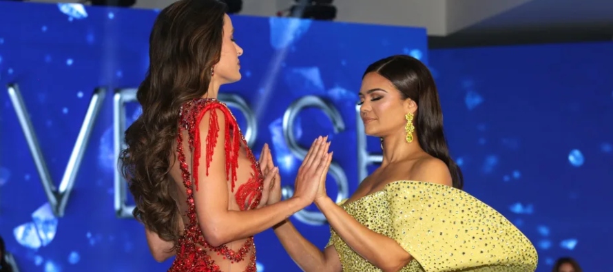 La artista cubana también cantó mientras las candidatas hacían su desfile en...