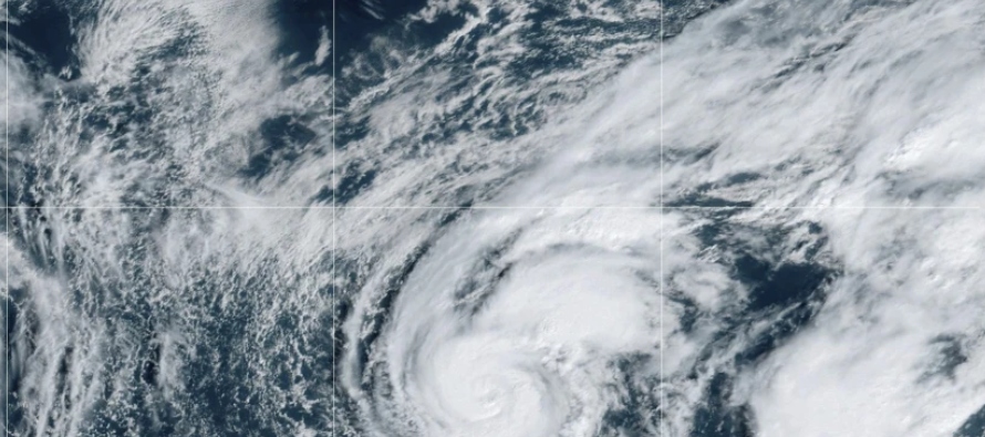 Tanbién podría haber fuertes olas en las Azores, dijo el centro. Isaac...