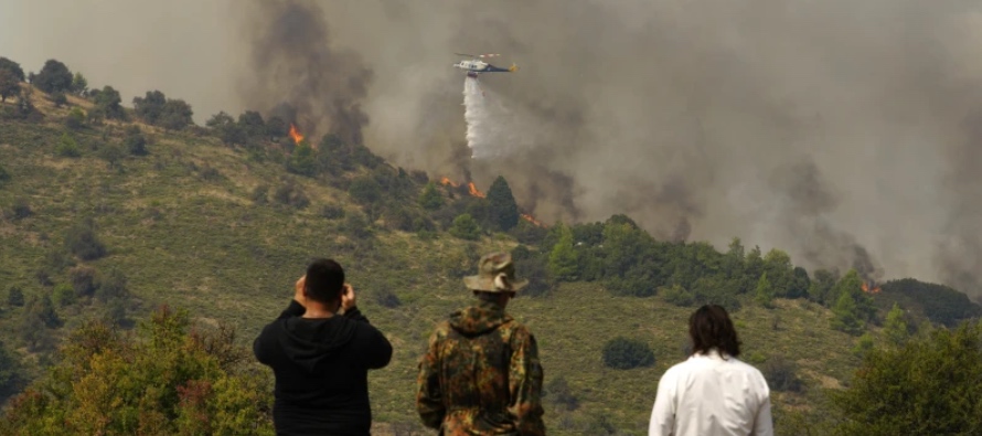 Las autoridades se mostraron optimistas ante los avances: el frente principal del incendio estaba...