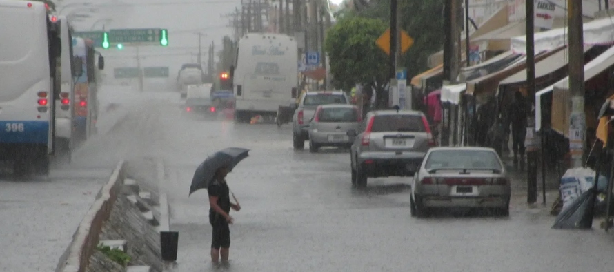 Precisó que a las 09:00 horas (15:00 GMT), Milton se localizaba a 350 kilómetros (km)...