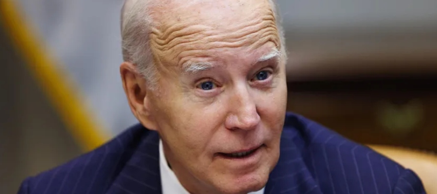 Biden, que viajará el domingo a Florida para examinar los daños, se dirigió a...