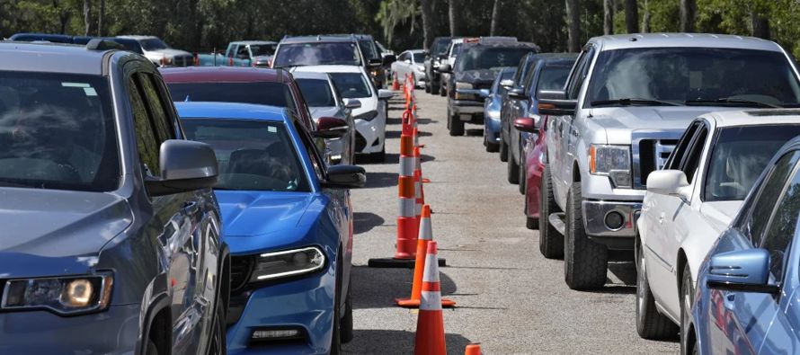 Mientras se recuperaban del paso del huracán Milton, los habitantes de Florida dedicaron...