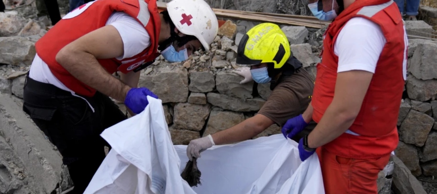 En el último año, 2.350 personas han muerto en Líbano en ataques aéreos...