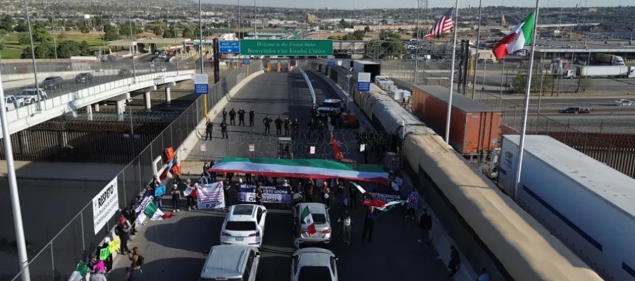 La protesta, que impidió el tráfico vehicular durante varias horas, atrajo tanto a...